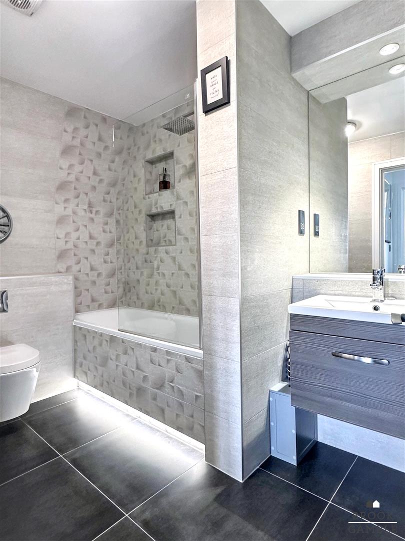 1 Bedroom Apartment - Conversion. Gildredge Road in Eastbourne,  14